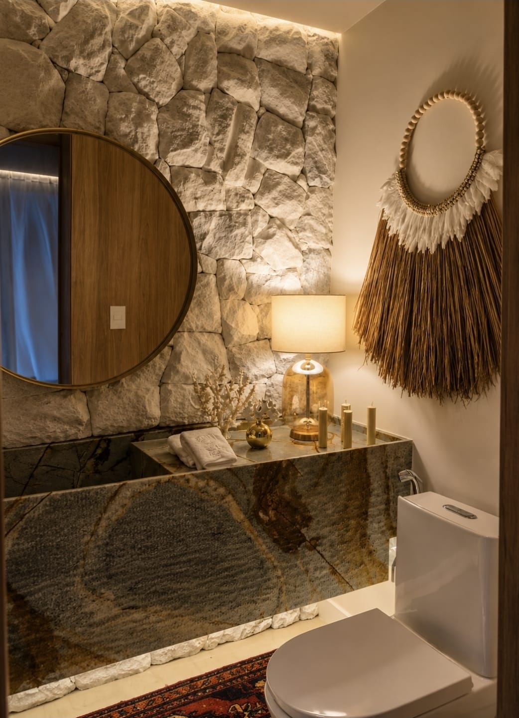 Lavabo com parede de pedras naturais e bancada marcante.